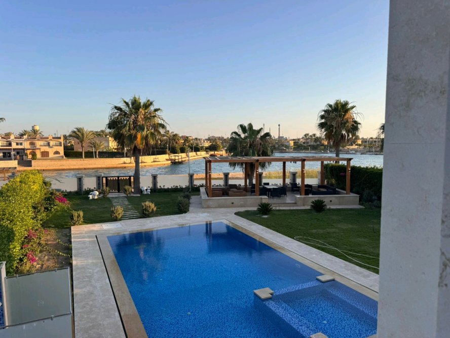 فيلا للايجار بحمام سباحة على البحيرة
