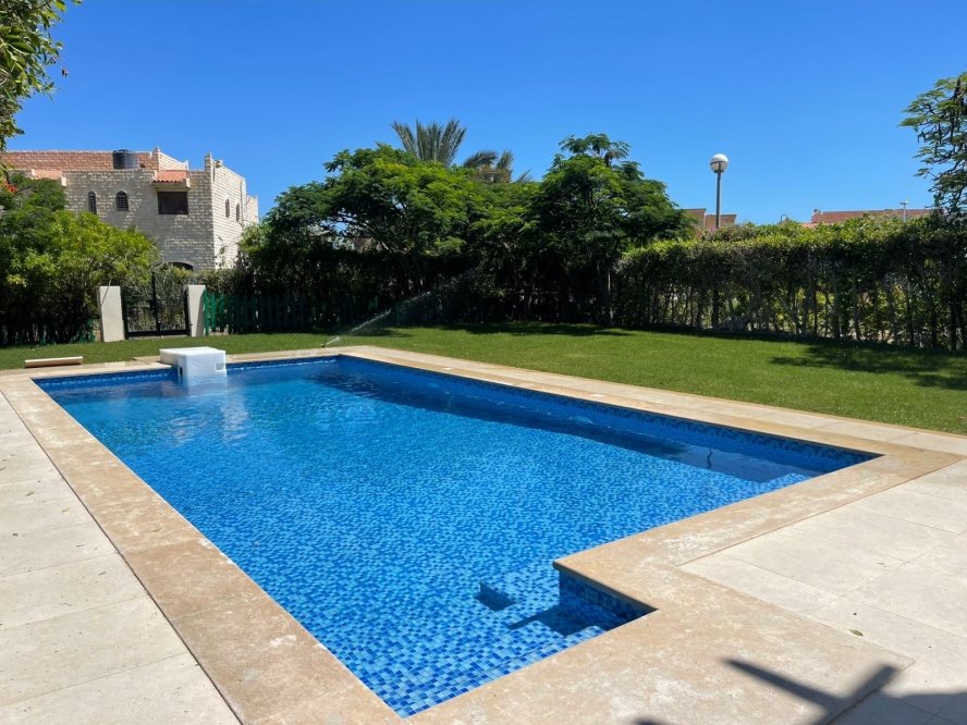 ڤيلا فى مارينا ٥ بحمام سباحة تانى صف من البحيرة الرملية